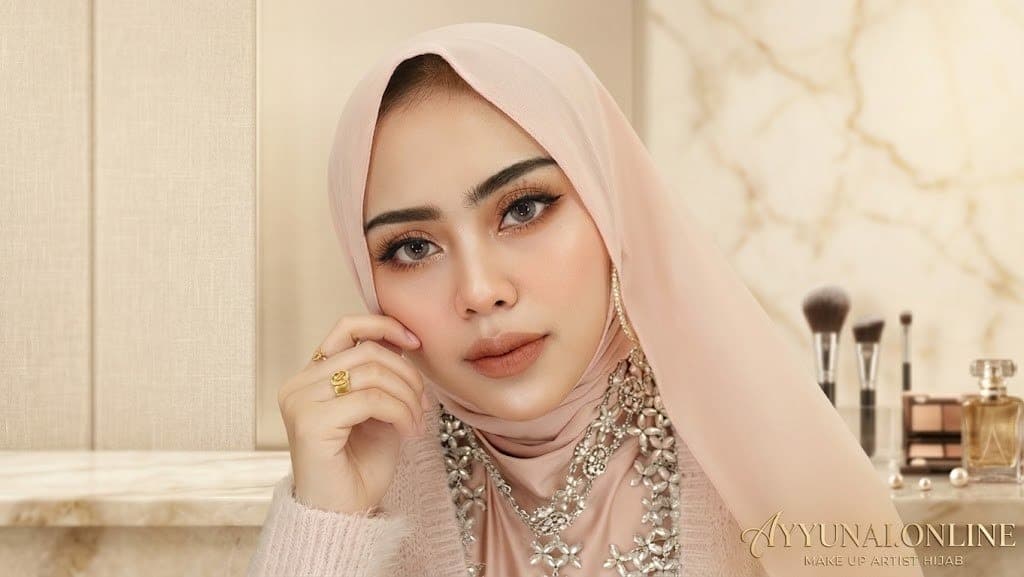 Ayyun Azzuyyin — Senior Indonesian Bridal Makeup Artist & Educator Malang